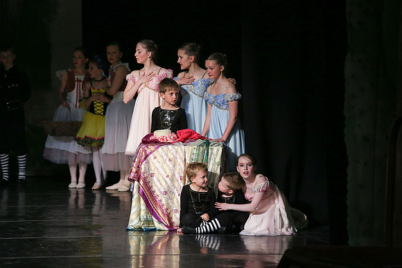 199-Danscentre HMT12 Act1